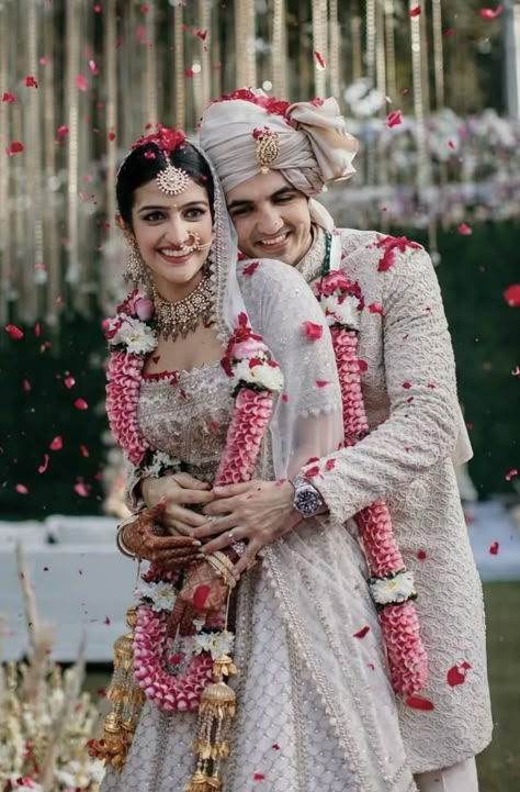 Baisa Pic, Groom Photo Poses, Varmala Designs, Indian Wedding Dress Modern, Bride Groom Photoshoot, Indian Bride Poses, Indian Wedding Poses, Groom Photoshoot, Aesthetic Rose