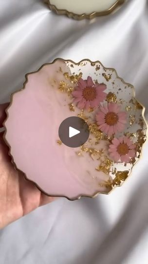 Resin Coasters Ideas, Resin Flower Coasters, Business Wall Art, Diy Resin Coasters, Resin Pouring, Maher Zain, Epoxy Crafts, Cup Coasters, Bazaar Ideas