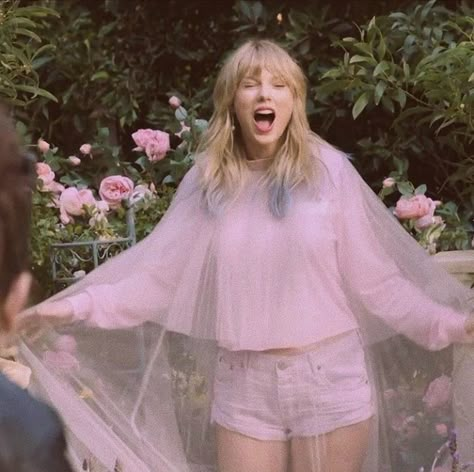 Lover Photoshoot, Lover Taylor Swift, Taylor Swift Fotos, Aesthetic Era, Lover Taylor, Lover Aesthetic, Taylor Swift Albums, Taylor Swift Lover, Estilo Taylor Swift