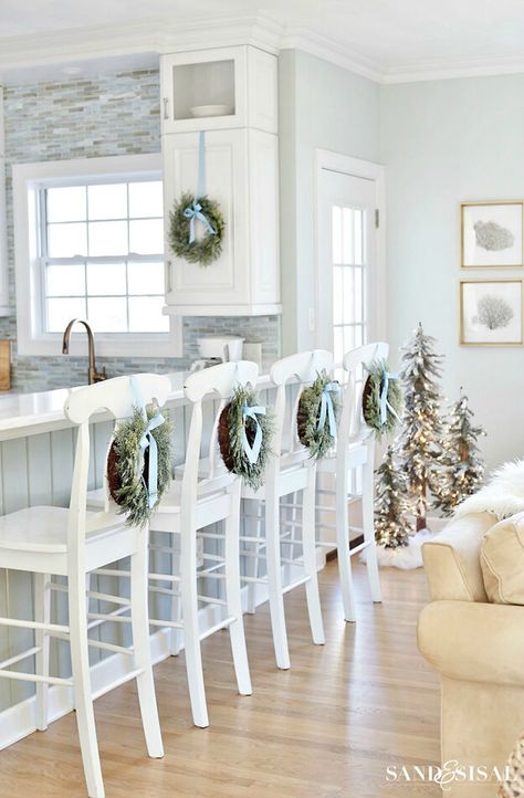 Cottage Coastal, Coastal Christmas Decor, Blue Christmas Decor, Room Wall Colors, Family Room Walls, Coastal Living Rooms, Style Cottage, Coastal Christmas, Nautical Home