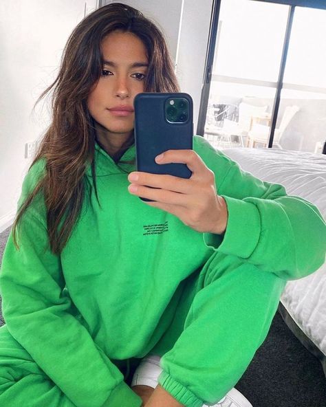 Green Hoodie Outfit, Pia Miller, Celebrity Families, Green Hoodie, Streetwear Fashion Women, Green Outfit, Hoodie Outfit, Sweater Pants, Hooded Sweater