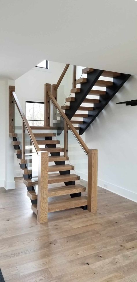 Staircase Loft Ideas, Cabin Staircase, Stairs With Glass Panels, Staircase Loft, Stairwell Ideas, Stair Railing Ideas, House Organization Ideas, Stair Paneling, Oak Handrail