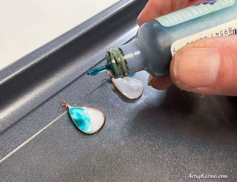 Discover how to use liquid polymer clay and alcohol ink to make DIY earrings. Alcohol Ink Earrings Diy, Liquid Polymer Clay Earrings, Liquid Clay Ideas, Liquid Polymer Clay Ideas, Diy Polymer Clay Earrings, Resin Fillers, Liquid Polymer Clay, Diy Polymer Clay, Liquid Clay