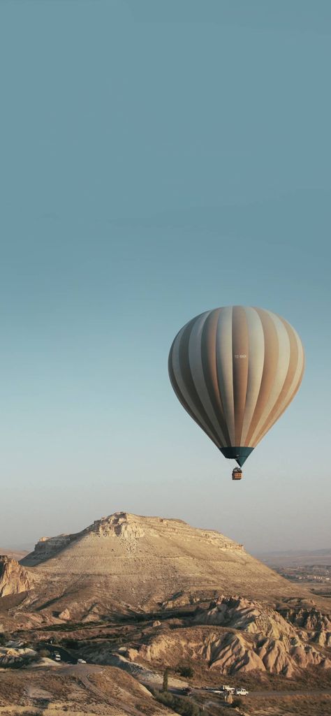 L'articolo Hot Air Balloon proviene da Wallpapers Central. Air Balloon Aesthetic, Balloon Aesthetic, Hot Air Balloon Wallpaper, Air Balloon Wallpaper, Balloon Wallpaper, Animated Photos, Chic Wallpaper, Wallpaper Green, Orange Wallpaper