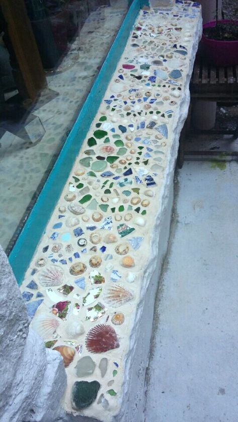 Sea Style Interior, Sea Glass Mosaic Table, Mosaic With Shells, Seashell Home Decor, Sea Pottery Mosaic, How To Mosaic, Sea Pottery Art, Seaglass Mosaics, Seashell Pottery