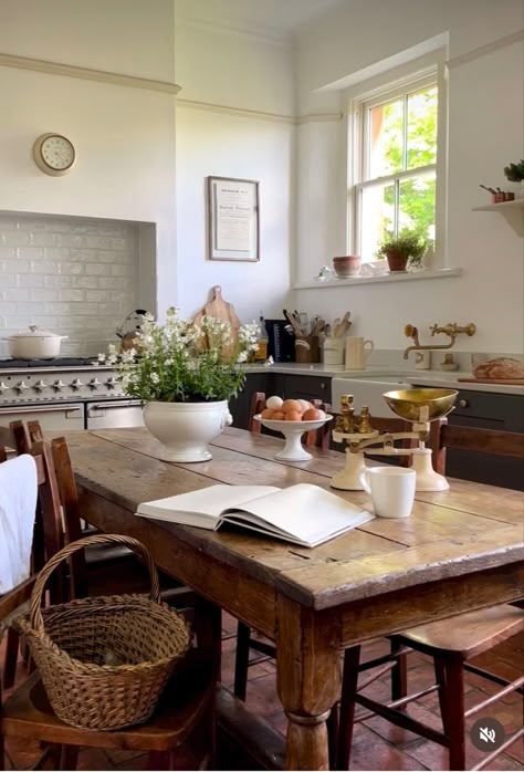 Eat In Kitchen Table, Casa Country, Front Deck, Kitchen Farmhouse, Cozy Kitchen, Eat In Kitchen, Beautiful Kitchens, Kitchen Style, Dream Home Design