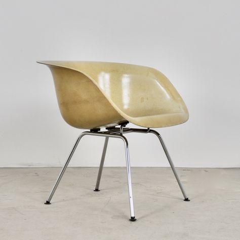 Charles Eames Chair, 1960s Chairs, Herman Miller Chair, Bucket Chairs, Mid Century Modern Interior Design, Organic Sculpture, Iconic Chairs, Charles Ray, Pipe Furniture