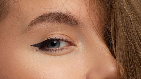 If you want to grow your eyebrows but aren't sure where to start, we've got great news: There are several tips you can try to thicken them naturally. Thicken Eyebrows Naturally, Grow Your Eyebrows, How To Treat Sunburn, Eyebrow Routine, Thick Brows, Eyebrow Growth, Thick Eyebrows, Aloe Vera Plant, Natural Eyebrows