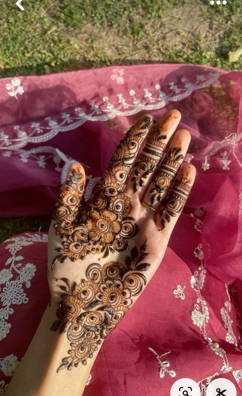 Simple Inner Hand Mehndi Designs, Simple Henna Inside Hand, Mehandi Designs Inside Hand, Front Hand Mehendi Aesthetics, Inside Henna Design, Mehendi Designs For Hands Inside, Inside Mehndi Designs, Plam Mehandi Designs Simple, Plam Mehandi Designs