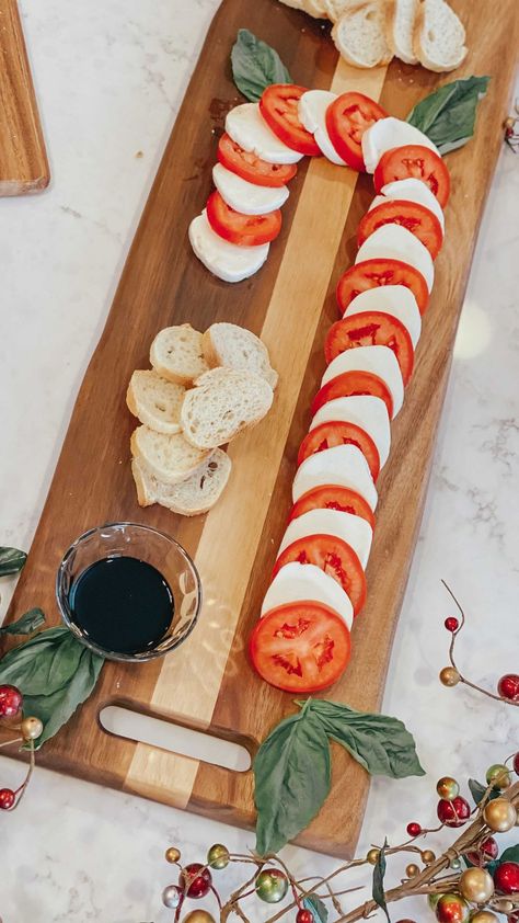 Christmas Tree Caprese Board, Caprese Christmas Tree, Caprese Board, Caprese Skewers, Food Decor, Instagram Christmas, Christmas Snacks, Charcuterie Boards, Christmas Candy Cane