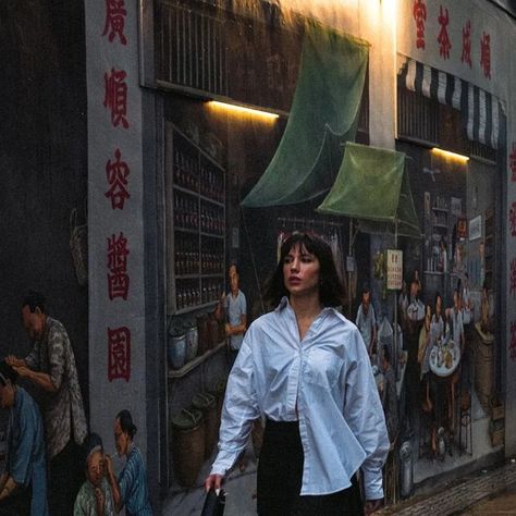 One of the most Instagrammable places in Singapore😍 Chinatown✨   #фотографсингапур #Сингапур #chinatownsingapore #photographersg #photographysg #photoshootsg #singapore #portraitsingapore Chinatown Photoshoot, Singapore Lifestyle, Singapore Chinatown, Chinatown Singapore, Places In Singapore, Most Instagrammable Places, China Town, Instagrammable Places, In The Studio