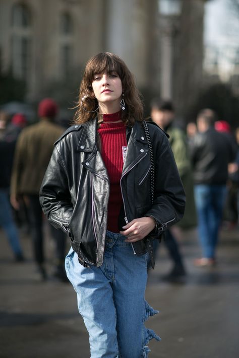 The 90s Are Back Street Style Women Fall, 90s Fashion Outfits Hip Hop, 90s Fashion Women, Rider Jacket, Jacket Outfit Women, 90s Fashion Grunge, Riders Jacket, 2022 Style, Leather Clothes