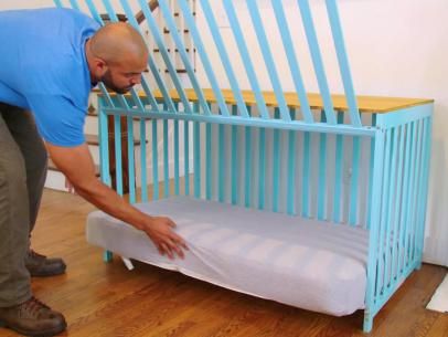 Dog Crate Ideas, Baby Crib Diy, Photos Of Puppies, Dog Boredom, Diy Dog Crate, Dogs Diy Projects, Diy Dog Kennel, Dog Kennel Furniture, Diy Crib