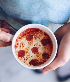 Pizza In A Mug, Homemade Bruschetta, Vegan Mug Cakes, Pizza Calzone, Pizza Bowl, Fat Food, Quick Easy Vegan, Bruschetta Ingredients, Dried Basil