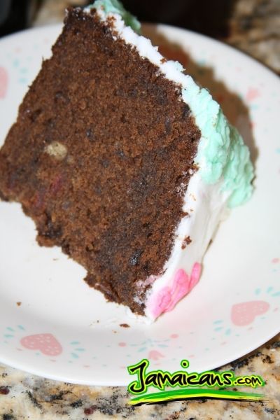 An appealing mixture of nutritious breadfruit and blended fruits, this cake is a sweet treat that also brings substantial and traditional Jamaican food values to the table. Fruit Cake (Black Cake) is especially popular amongst Jamaican and Caribbean people during Christmas time. Jamaican Breadfruit, Caribbean Fruit Cake Recipe, Traditional Jamaican Food, Fruit Cake Decoration, Fruit Appetizers Easy, Black Cake Recipe, Jamaican Rum Cake, Jamaican Desserts, Fruit Cake Recipe Christmas