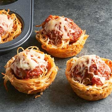 Mini Spaghetti and Meatball Pies Mini Meat Loaves, Meat Loaves, Mac And Cheese Cups, Cheese Cups, Veggie Meatballs, Mini Tart Pans, Appetizer Meatballs, Sausage Balls, Savory Food