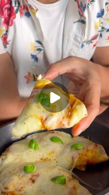 Recetas Sabrosas Fit 🍓 on Instagram: "¡PIZZA-TACO VEGETARIANOS! Es posible? Ohhh yeahhh ! Si te gusta la pizza y los tacos y no sabes por qué decidirte, ¡ya no tienes que elegir! Puedes hacer esta combinación y encima con muchos vegetales.   🎥 Créditos: @jorgesaludable recomiendo mucho tu perfil ❤️ ➡️Siguenos en @recetas.sabrosas_fit👈 ➡️Siguenos en @recetas.sabrosas_fit👈 ➡️Siguenos en @recetas.sabrosas_fit👈  ALGUNA DUDA??? 🙋‍♂️   INGREDIENTES  3 fajitas o tortillas  1/2 zucchini o calabacín  1 zanahoria  4 champiñones  Queso Mozzarella  Salsa de tomate ( si es casera aún mejor )  Orégano   Tips: tapa la sartén para que se funda o si tienes una sartén apta para horno, también puedes hacerlo en horno.  No uses fuego muy fuerte o se quemara por debajo. Fuego medio es perfecto. Pizza Taco, Fajitas, Mozzarella, Tacos, Pizza, On Instagram, Pizzas