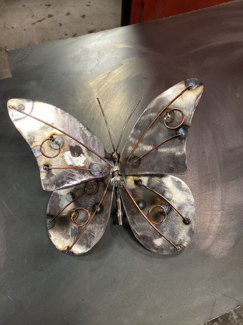 Flat Metal Art, Diy Metal Butterfly, Rose Welding Art, Welded Butterfly, Animal Welding Art, Welded Metal Art Butterfly, Scrap Metal Butterfly, Metal Butterflies, Butterfly Metal Sculpture