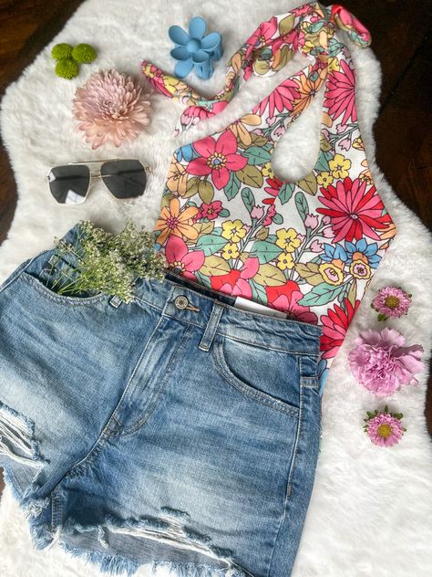 Floral bodysuit Floral Bodysuit, Flat Lays, Really Cute Outfits, Outfit Summer, Floral Top, Spring Outfit, Summer Outfit, Floral Tops, Summer Outfits