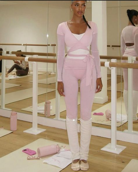 Pilates Outfit, Ballerina Outfit, Gymwear Outfits, Pilates Clothes, Class Outfit, Supportive Sports Bras, Fitness Wear Outfits, Cute Gym Outfits, Ballet Clothes