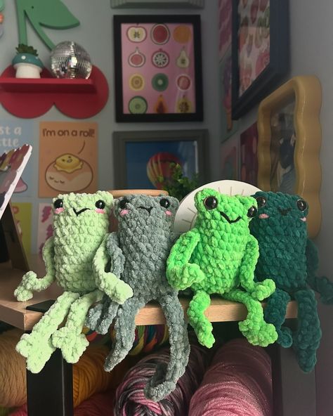 More frogs! I’ve been making a bunch of things for my upcoming market so I had to make some leggy frogs! They work up so quick! 🐸 What are some of you favorite quick makes for markets? 💚 Pattern: @anitalouisecrochet Yarn 🧶: @premieryarns Parfait Chunky Neons with 3.5mm hook #crochetersofinstagram #crochet #crochetamigurumi #amigurumi #crochetfrog Crochet Market, Crochet Frog, Frogs, Crochet Amigurumi, Amigurumi, Pastel, Yarn, Neon, Marketing