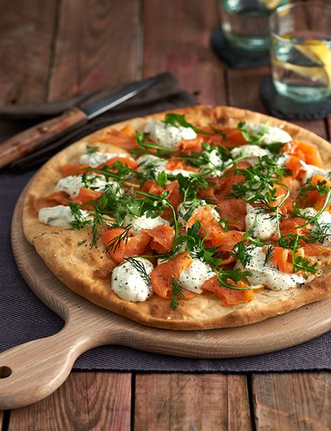 Smoked salmon and crème fraîche pizza - ready to eat in half an hour Sausage Pizza Recipe, Smoked Salmon Pizza, Seafood Pizza Recipes, Salmon Pizza, Seafood Pizza, Smoked Salmon Recipes, Pizza Base, Magazine Recipes, Keto Pizza