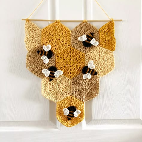 Bee Cottage, Modern Haken, Crochet Wall Art, Wall Hanging Designs, Crochet Wall Hangings, Crochet Bee, Tapestry Crochet Patterns, Crochet Hexagon, Handmade Wall Hanging