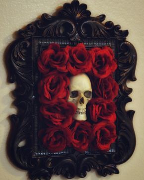 Love this to make, maybe with different type of skull or no skull Styrofoam Skull Ideas, Decorated Frames, Roses Wall, Casa Halloween, Goth Home, Goth Home Decor, Goth Decor, Skull Decor, Theme Halloween