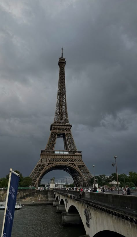 Paris Wallpaper Iphone, Paris Aesthetic Wallpaper, Paris Weather, Rainy Paris, Photography 4k, River Aesthetic, Eiffel Tower France, Nature City, What To Wear Fall