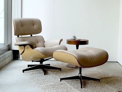 Discover the 24 Eames Chair 2024: Iconic Comfort Redefined - placeideal.com Modern Decor Ideas, Light Wooden Floor, Sleek Office, Black Leather Chair, Eames Chairs, Black Bedroom, Room Style, Office Spaces, Herman Miller