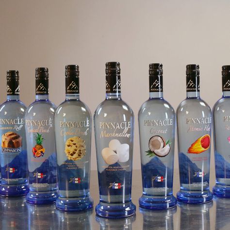 Power Rank: 9 Pinnacle flavored vodkas, from cookie dough to marshmallow Okay I am going to have to try the cookie dough vodka sounds awesome! Flavored Vodka Drinks, Cider Martini, Pink Lemonade Vodka, Pinnacle Vodka, Vodka Recipes Drinks, Vodka Gifts, Caramel Vodka, Bubble Gum Flavor, Raspberry Vodka