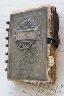 steampunk book - How cool would this be for a guest book? Steampunk Book, Altered Book Journal, Steampunk Wedding, Handmade Journals, Handmade Books, Old Book, Smash Book, Dieselpunk, Old Books