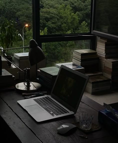 Studying Asethic, Studying Dark Aesthetic, Cluttercore Bedroom, Home Decor Living Room, Study Motivation Inspiration, Home Decorating Ideas, Academia Aesthetic, Studying Inspo, Study Hard