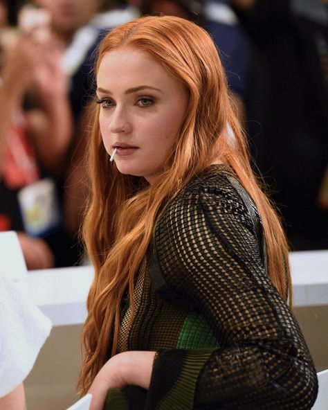 Sophie Turner Sophie Turner Redhead, Ginger Celebrities, Sophia Turner, Ginger Women, Dark Phoenix, Sansa Stark, Redhead Beauty, Bella Thorne, Sophie Turner