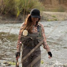 Fishing #DIYfishinglures  Fishing #DIYfishinglures Flyfishing Women, Fly Fishing Girls, Fishing Outfit, Fishing Girl, Bow Fishing, Fishing Photography, Fly Fishing Tips, Fishing Pictures, Crappie Fishing