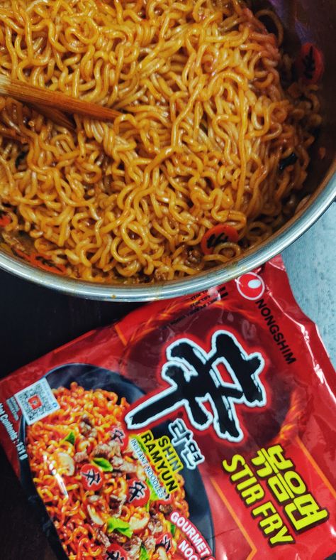 Shin Ramyun Aesthetic, Korean Picnic, Shin Ramen, Korean Stir Fry, Shin Ramyun, Korean Ramen, Brand Food, Spicy Ramen, Filipino Desserts