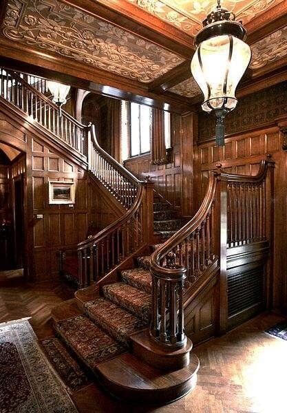 Tattoo Modern, Victorian Homes Exterior, Victorian House Interiors, Home Engineering, Old Victorian Homes, Traditional Staircase, Victorian Interiors, Wooden Staircases, Wooden Stairs