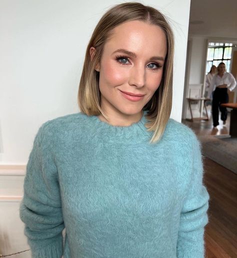 is #KristenBell a #DisneyPrincess IRL? like, look at that glow 🌟 📷: @mariaasadimakeup Kirsten Bell Hair, Kristen Bell Hair Short, Hasta Nakshatra, Kristen Bell Hair, Kirsten Bell, Bell Pictures, Veronica Mars, Woman Sweater, Celeb Crush