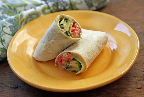 Avocado Wrap Recipes, Hummus Wrap Recipe, Hummus Cucumber, Cucumber Hummus, Hummus Wraps, Vegan Dinner Ideas, Hummus Avocado, Sandwiches And Wraps, Vegetarian Wraps