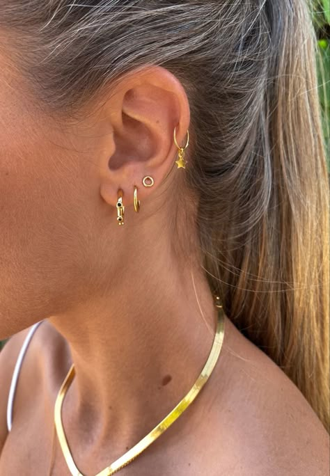 Ušný Piercing, Ear Styling, 22k Gold Earrings, Earring Inspo, Cool Ear Piercings, Summer Jewellery, Pretty Ear Piercings, Dope Jewelry, Jewelry Essentials