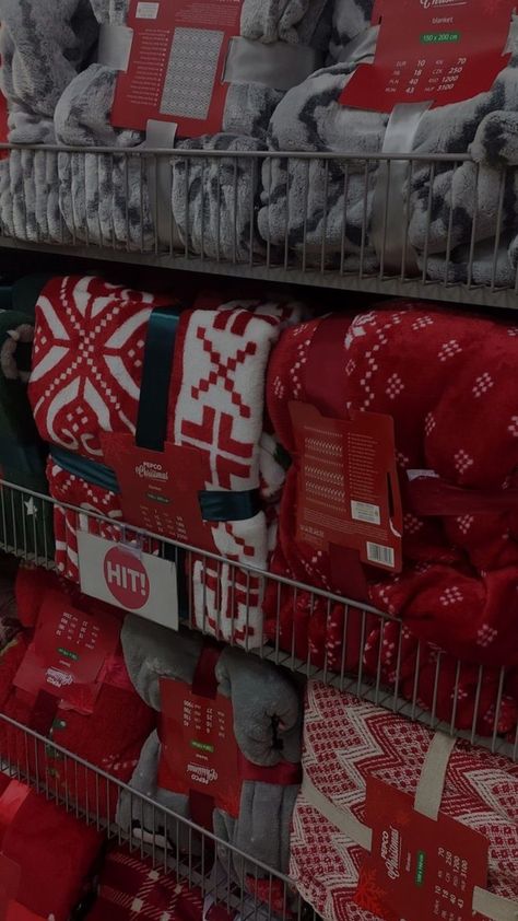 Christmas Aesthetic Cozy Red, Aesthetic Christmas Shopping, Christmas Aesthetic Shopping, Winter Shopping Aesthetic, American Christmas Aesthetic, Christmas Aesthetic Colorful, Christmas 2023 Aesthetic, Christmas Blankets Aesthetic, Southern Christmas Aesthetic