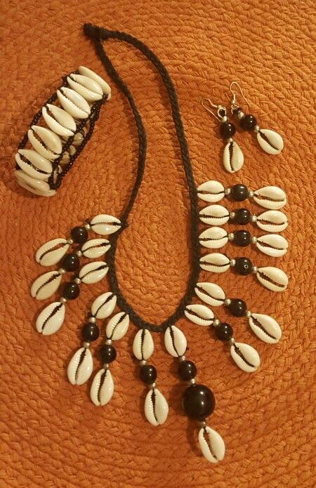 Cowrie shells Cowrie Shell Jewelry Making, Shell Necklace Diy, Diy Earrings Materials, Cowrie Shell Jewelry, African Beads Necklace, Art Coquillage, Bridal Necklace Designs, Healing Gemstone Bracelets, Cowrie Shells