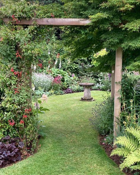 Then & Now It won’t be as long as it feels before we’re there again #dailygardenshare #gardensofengland #bristolgarden #bristolgardens… | Instagram Long Garden Design Ideas, Long Garden Ideas, Rectangle Garden Design, Country Garden Design, Long Garden, Garden Archway, Courtyard Gardens Design, Front Garden Design, Corner Garden