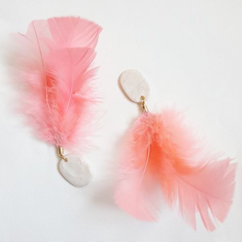 Pearl polymer clay-pink feather earrings. Jewelry Mood Board, Earrings Feather, Pink Feathers, Earrings Pink, Feather Earrings, Diy Earrings, Polymer Clay Earrings, Clay Earrings, Mood Board