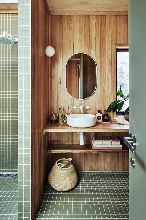 Drømme Bad, Oak Bathroom Vanity, Cabin Bathroom, Oak Bathroom, Cabin Bathrooms, Scandinavian Bathroom, Beach Cabin, Bathroom Units, Bathroom Vanity Units