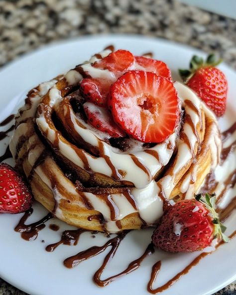 Strawberry Cheesecake Cinnamon Rolls, Strawberry Cinnamon Rolls, Cinnamon Roll Dough, Plate Presentation, Ideas Fiesta, Chocolate Cookie Recipes, Easy Strawberry, Fresh Strawberries, Strawberry Cheesecake