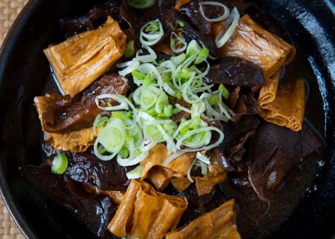 Braised bean curd skin with mushrooms Tofu Knots, Yuba Recipe, Bean Curd Skin, Asian Tofu, Tofu Skin, Vegan Feast, Cooking Vegan, Vegetarian Chicken, Meals Ideas