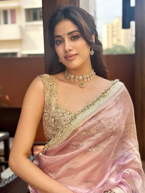 Day Wedding Outfit Guest, 12th Farewell, India Style Dress, Saree Hairstyle, Rajkummar Rao, Jahnvi Kapoor, Janvi Kapoor, Saree Hairstyles, Jhanvi Kapoor