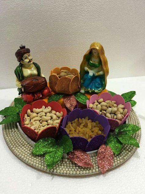 Mathalam Vala Dry fruit Decoration Nuts Plate Decoration, Dry Fruits Packing Ideas, Dry Fruits Packing Ideas Gift, Dry Fruits Packing, Packing Ideas Gift, Wedding Trays, Coconut Decoration, Decor Checklist, Indian Wedding Gifts