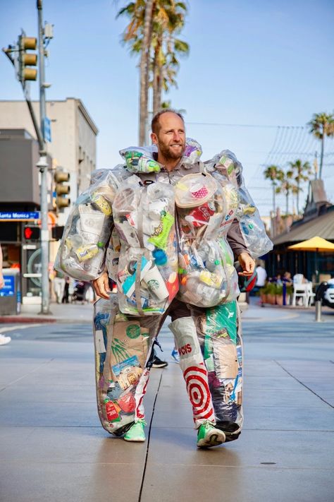 Man Wears a Custom Suit Showing All the Trash He Produced in a Month Trashion Show Recycled Fashion, Trash Fashion, Suits Show, Environmental Activist, Repurposed Art, Recycled Fashion, Custom Suit, Creative Commons, Moving Forward